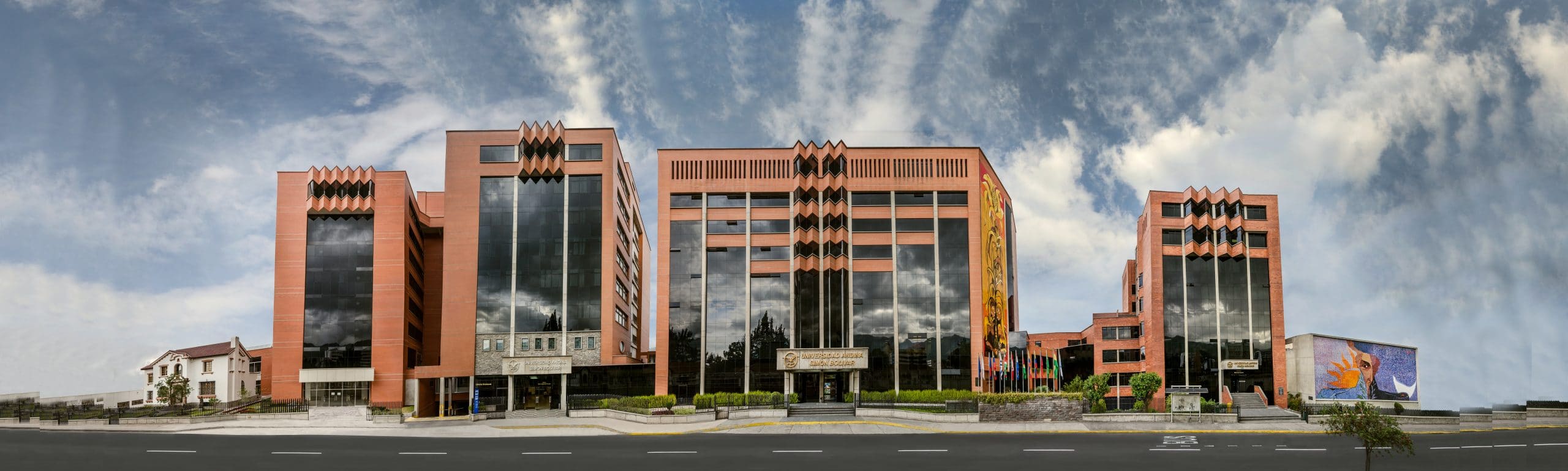 Fachada moderna de la Universidad Andina Simón Bolívar