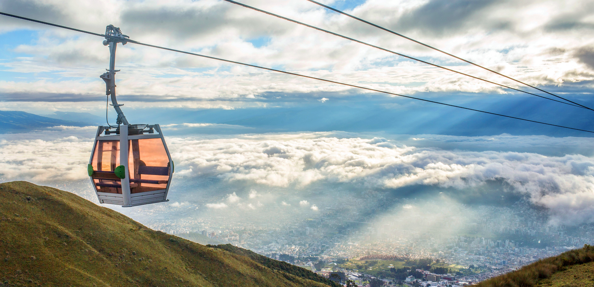 Cabina del teleférico de Quito ascendiendo hacia el volcán Pichincha
